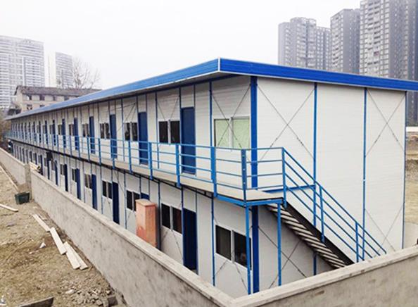用彩鋼板搭建活動板房有什么優(yōu)勢？